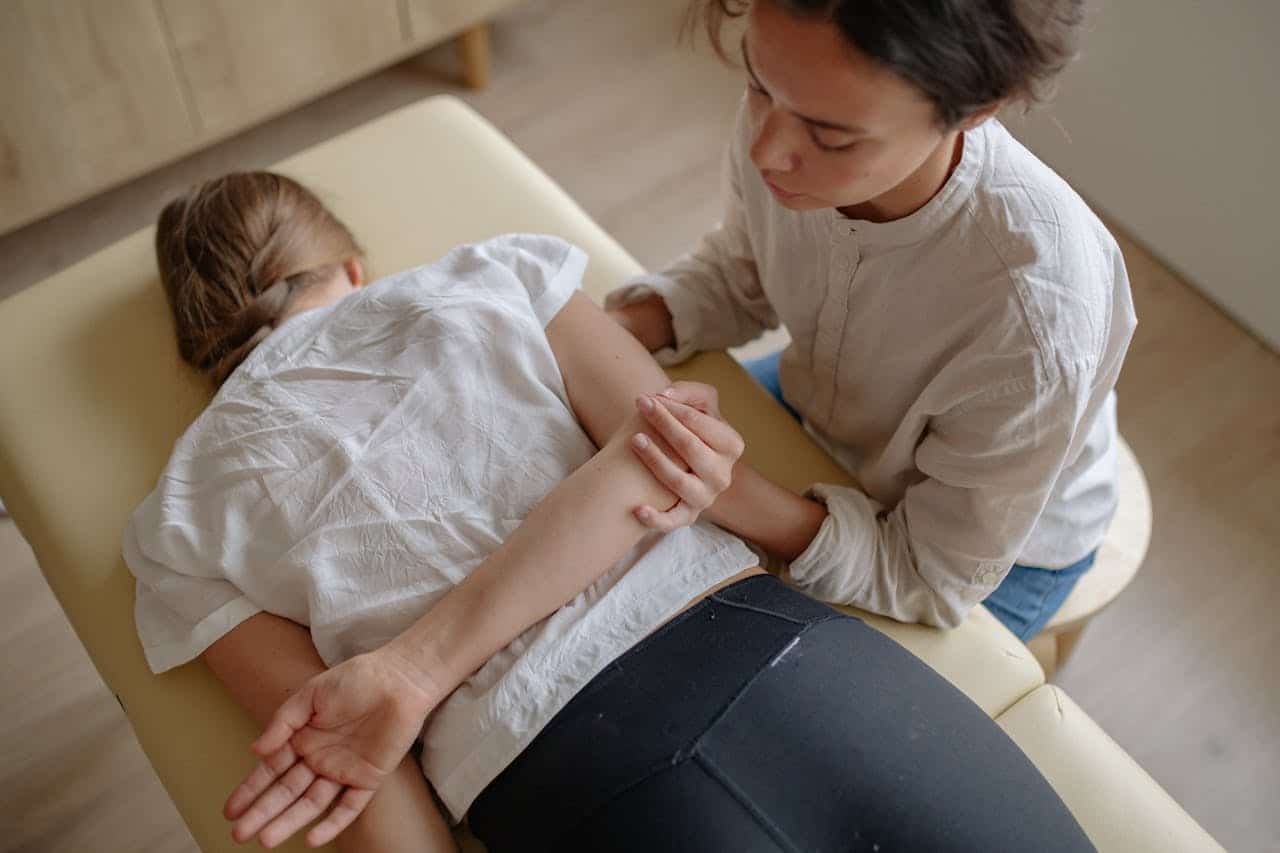 Osteopata w trakcie pracy z pacjentem